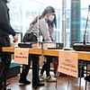 Lorena J. (hinten, verdeckt) wird in Fußfesseln in den Konstanzer Gerichtssaal geführt. Sie muss sich unter anderem wegen Beihilfe zur ...