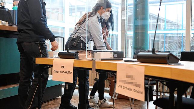 Lorena J. (hinten, verdeckt) wird in Fußfesseln in den Konstanzer Gerichtssaal geführt. Sie muss sich unter anderem wegen Beihilfe zur ...