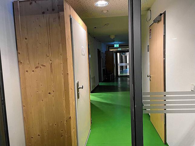 Diese vorgebauten Schleusen sollen die Zimmer vor Schmutz schützen.