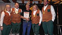 Große Freude: Rudi Kramer (Mitte) ist neues Ehrenmitglied der Narrenzunft Bitzenhofen-Oberteuringen. Jessica Zweifel, Alexander Keller, ...