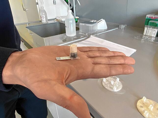 Mit diesem kleinen Gerät, produziert vom 3-D-Drucker der Hochschule, kann überprüft werden, ob ein Antibiotika wirken wird oder nicht.