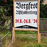 Am Ortseingang von Aftholderberg wird das dreitägige Bergfest angekündigt.