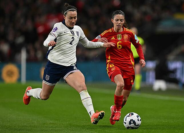 Aitana Bonmati (rechts) ist aktuell die beste Fußballspielerin weltweit.