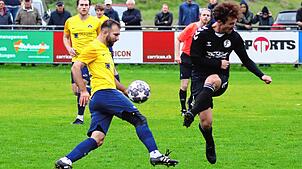 Im Hinspiel setzte sich die SG Dettingen-Dingelsdorf (links Spielertrainer Yannick Stadelhofer) mit 1:0 gegen den SC ...