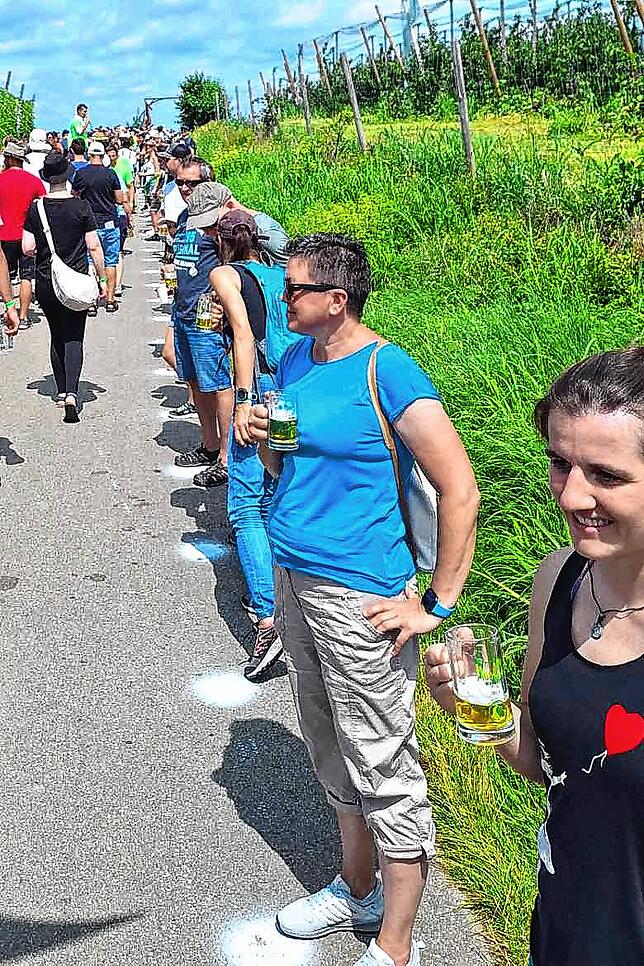 2995 Menschen stellten sich in einer Reihe auf, prosteten sich zu und schafften so den Weltrekord in der „längsten Kettenreaktion im ...
