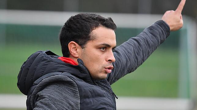 Blick nach oben: Giuseppe Stabile wird im Sommer neuer Trainer beim SV BW Murg, der durchaus die Chance hat, bis dahin aus der Kreisliga ...