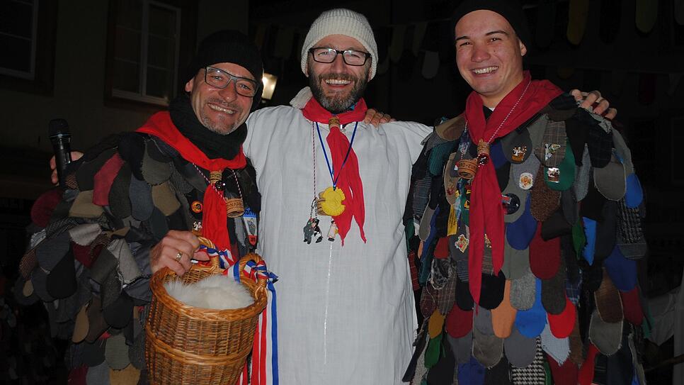 Lukas Müller (rechts) ist der Narro 2020 der Waldshuter Fasnacht. Er übernimmt das Amt von Thilo Rutschek (links). Zunftmeister Stephan ...