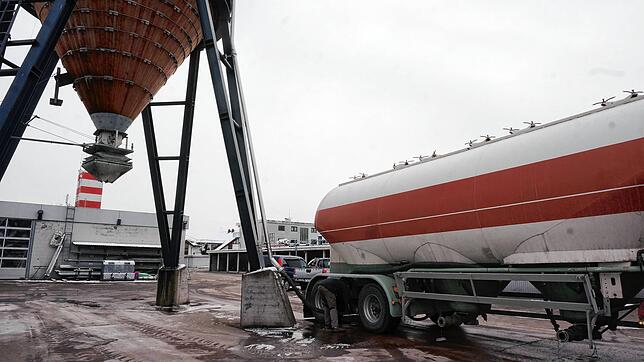 Nachfüllung: Nach ersten Streueinsätzen diesen Winter ist kürzlich Salz in das große Salzsilo des Baubetriebshofs im Kaitle nachgefüllt ...