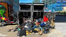 Die zwei abgebrannten Altkleidercontainer der Malteser unter der Schänzlebrücke. Mit den Erlösen aus dem Verkauf der Kleidung ...