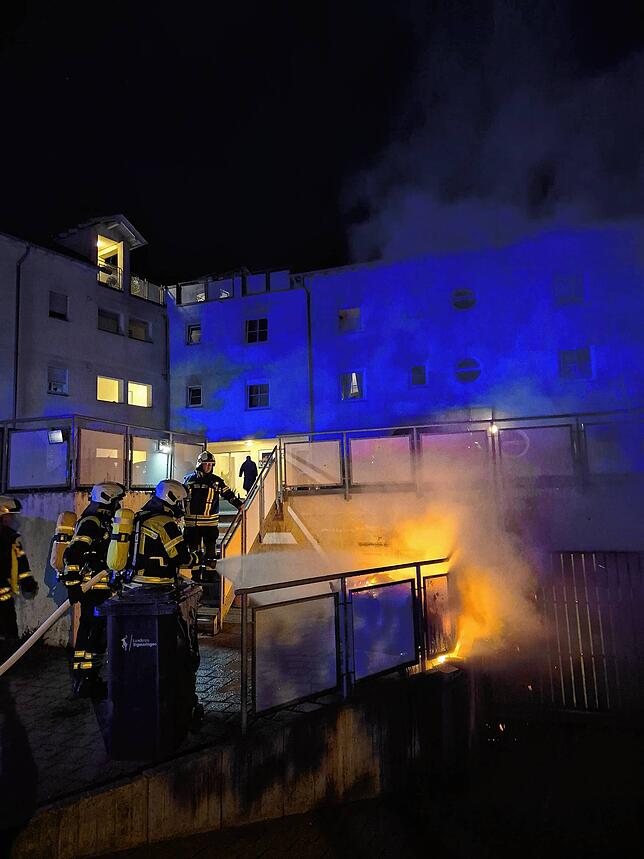 Und auch in der Willi-Nusser-Straße fangen die Mülltonnen Feuer. Es kann aber rasch von der Feuerwehr gelöscht werden.