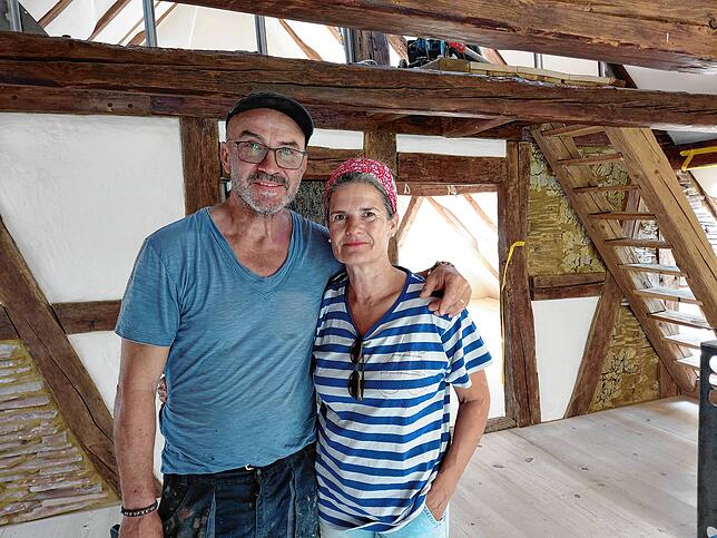 Die Bauherren Matthias und Astrid Kreibich im Dachgeschoss der alten Vogtei.