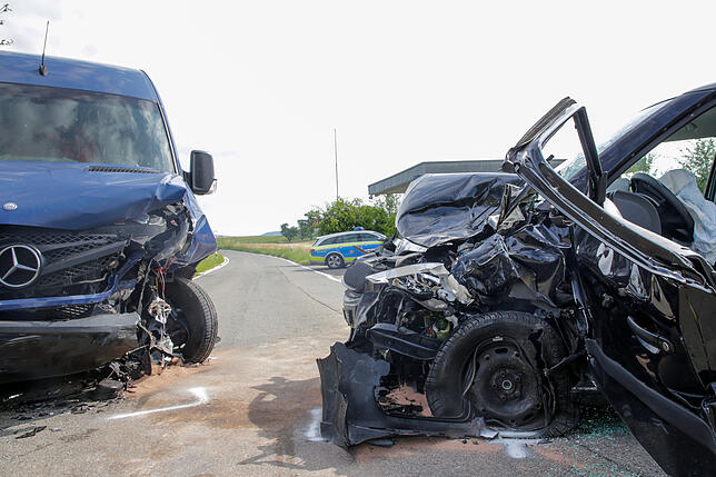 Zeugen vom Ausmaß des Unfalls: Die komplett zerbeulten Unfall-Fahrzeuge.