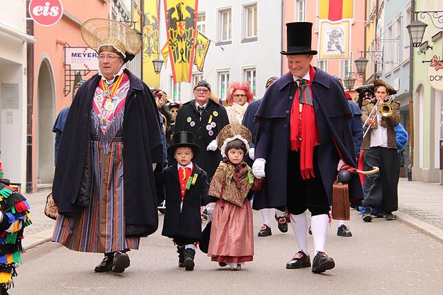 Bild 12: Sali, ihr Narrenfreunde!: Der Schmotzige in Überlingen, vom Wecken um 5 Uhr bis zum Wieberjuck in der Nacht