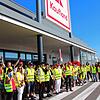 Rund 50 Beschäftigte aus dem Einzelhandel folgen dem Aufruf der Dienstleistungsgewerkschaft Verdi und treten beim Kaufland Bad Dürrheim ...