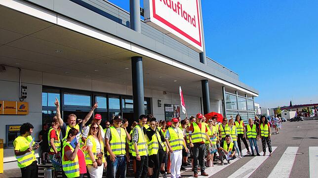 Rund 50 Beschäftigte aus dem Einzelhandel folgen dem Aufruf der Dienstleistungsgewerkschaft Verdi und treten beim Kaufland Bad Dürrheim ...