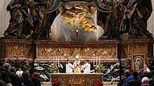 Der Sekretär des ehemaligen Papstes Benedikt XVI., Erzbischof Georg Gänswein, hält eine Messe zum einjährigen Todestag von Papst ...