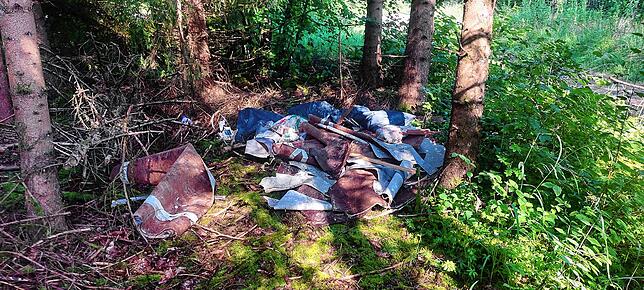 Im Bereich der Wasenstraße in Schwenningen sind Anfang Juli Teppichreste und Tüten mit Bauschutt entsorgt worden.