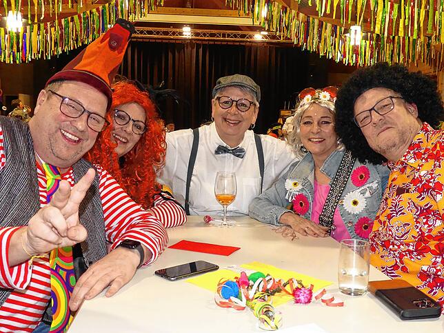 Büttenabend-Hauptorganisatorin Claudia Veeser (Mitte) am Bermatinger Tisch.