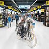 Breite Gänge und vergleichsweise wenig Personal: Decathlon mischt den Sportartikel-Handel schon seit einigen Jahren auf. Nun kommt das ...