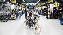 Breite Gänge und vergleichsweise wenig Personal: Decathlon mischt den Sportartikel-Handel schon seit einigen Jahren auf. Nun kommt das ...