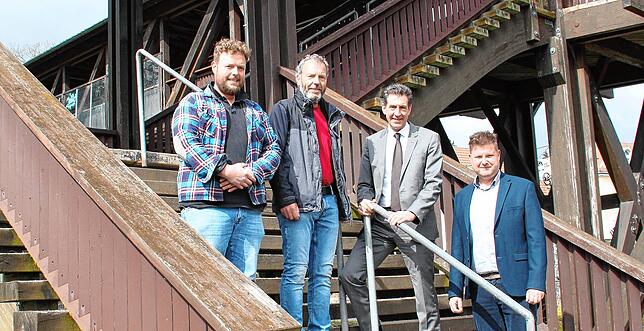 Von links: Stefan Fürst (Holzkompetenz GmbH), Volkmar Weber vom städtischen Tiefbauamt, Oberbürgermeister Erik Pauly und ...