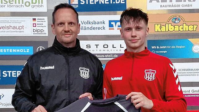 Riesentalent: Trainer Thorsten Szesniak (links) traut André Kem, der vom FSV Rheinfelden kommt, beim FV Lörrach-Brombach viel zu.