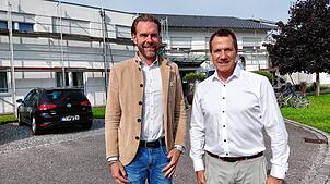 Achim Niess und Oliver Stellfeld vor dem Pflegeheim Da-Heim in Orsingen.
