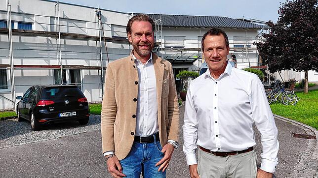 Achim Niess und Oliver Stellfeld vor dem Pflegeheim Da-Heim in Orsingen.