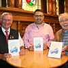 Sie freuen sich, das neue Buch »Triberger Fälle II« im holzgeschnitzten Rathaussaal präsentieren zu können (von links): Bürgermeister ...