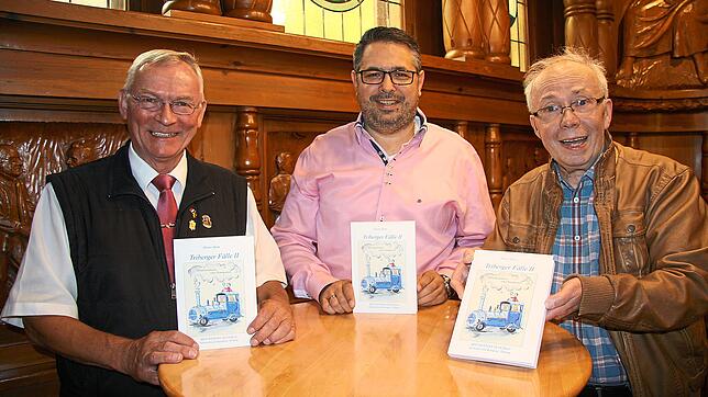 Sie freuen sich, das neue Buch »Triberger Fälle II« im holzgeschnitzten Rathaussaal präsentieren zu können (von links): Bürgermeister ...
