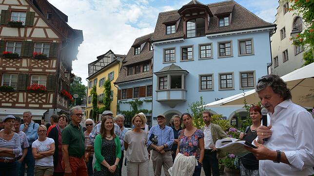 Planer Johann Senner (rechts) stellt beim ersten Bürgerspaziergang in der Altstadt im Juli 2018 die Ansätze des ...