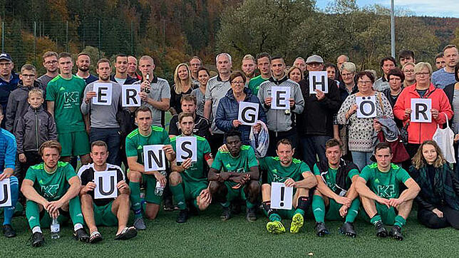 Die Spieler der SG Riedöschingen-Hondingen und die Zuschauer solidarisieren sich mit Jugendtrainer Buba Jaiteh, der abgeschoben werden soll.