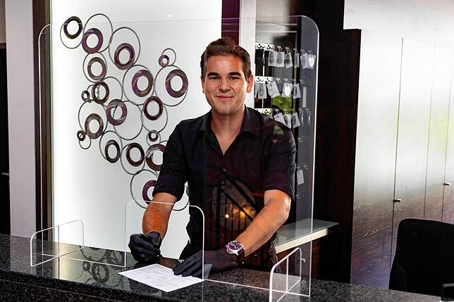 An der Rezeption des Central Hotels soll das Plexiglas künftig vor Ansteckungen mit Corona schützen.