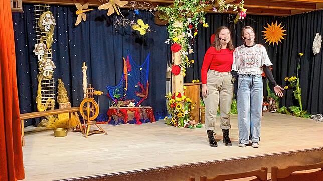 Von links: Alina Isele (16) und Dana Probst (15) überraschten Corinna Vogt und Lukas Böhler mit ihrem Lied, dessen Refrain &bdquo;Flieg ...