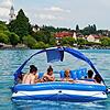 Vor Überlingen lässt sich eine Gruppe junger Männer auf einer XXL-Schwimminsel treiben: Im Sommer tummeln sich viele Menschen auf ...