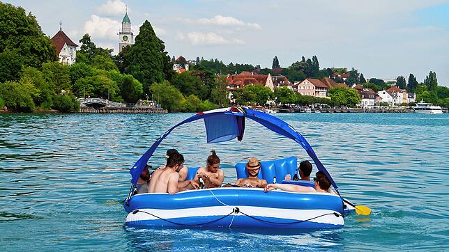 Vor Überlingen lässt sich eine Gruppe junger Männer auf einer XXL-Schwimminsel treiben: Im Sommer tummeln sich viele Menschen auf ...