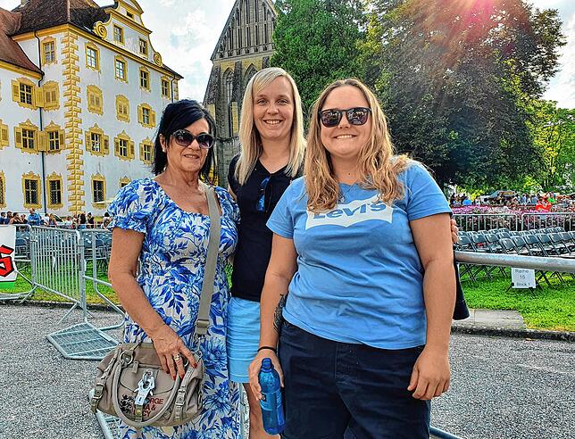 Irmi Vonier, Corina Rinner und Michelle Bauer (von links) aus Österreich freuen sich auf Sarah Connor.
