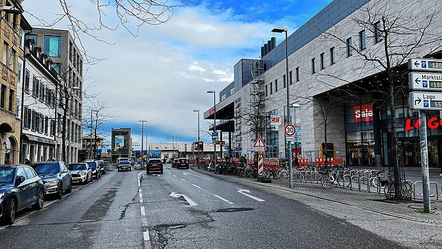 (Archivbild) Im Januar 2023 ist der Verkehr vor dem Einkaufszentrum Lago ruhig. &bdquo;Konstanz in Zahlen&ldquo; zeigt aber: Die Anzahl ...