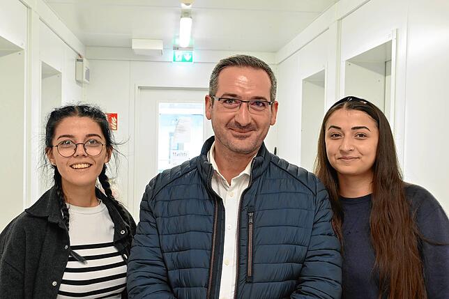 Handan (links) und Rozerin (rechts) zusammen mit Heimleiter Rami Georg Johann.