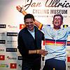 Jan Ullrich mit einem Papp-Aufsteller seiner selbst bei der Eröffnung des neuen Jan-Ullrich-Cycling-Museums in Bad Dürrheim