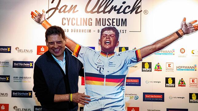 Jan Ullrich mit einem Papp-Aufsteller seiner selbst bei der Eröffnung des neuen Jan-Ullrich-Cycling-Museums in Bad Dürrheim