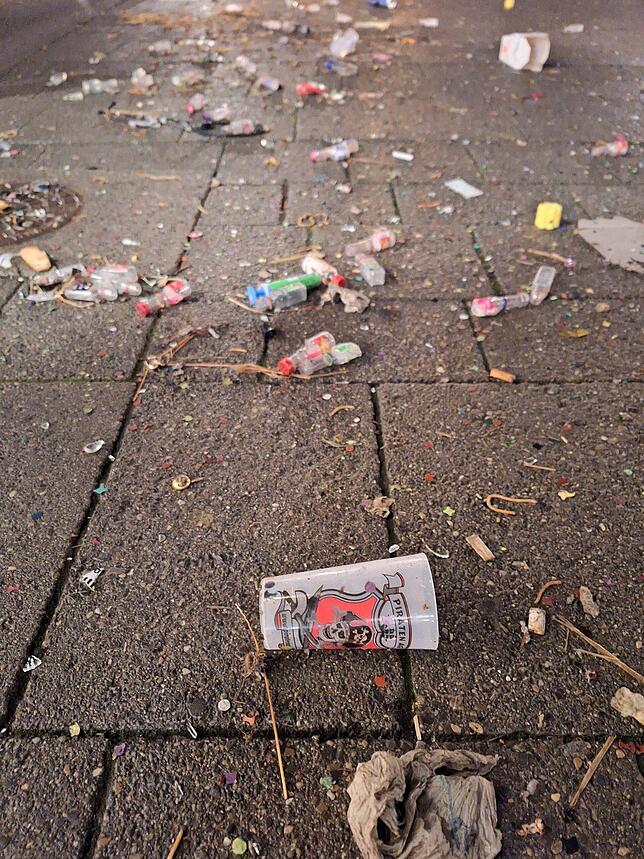 Auch Plastikmüll haben die Narren zurückgelassen.