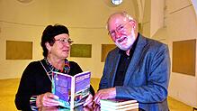 Kunstprofessor und Autor Martin Oswald, hier mit Ulrike Stille von der Stubengesellschaft, nach seiner Lesung im Städtischen Museum ...