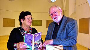 Kunstprofessor und Autor Martin Oswald, hier mit Ulrike Stille von der Stubengesellschaft, nach seiner Lesung im Städtischen Museum ...