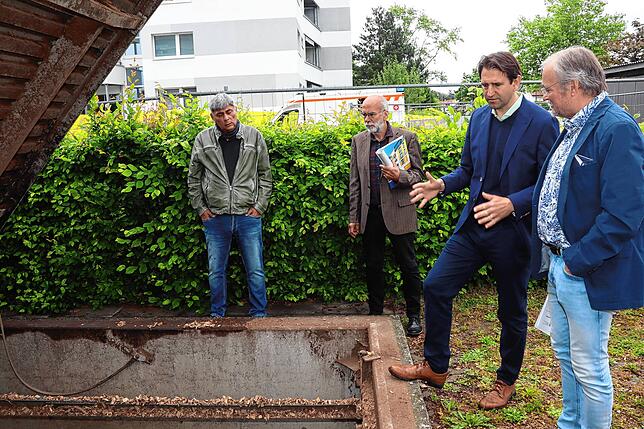 In dieses Silo passen 150 Schuttkubikmeter Holzhackschnitzel. Der CDU-Bundestagsabgeordnete Andreas Jung (2. von rechts) erhielt vom ...