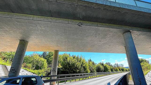 Hier an der Brücke Kindlebildstraße über die Westtangente blieb der Bagger hängen.