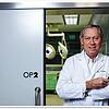 Prof. Dr. Werner Mang ist einer der bekanntesten Schönheitschirurgen Deutschlands.
