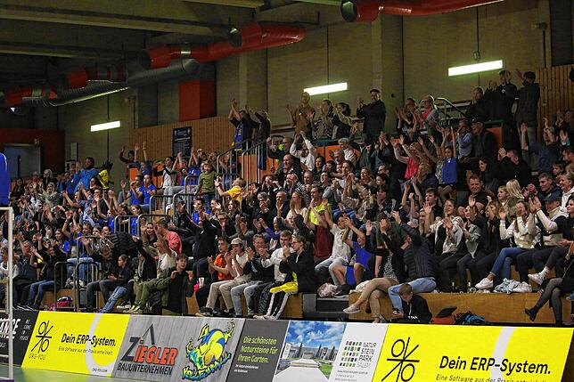 Das Einlagespiel mit vielen Wegbegleitern der Abteilung fand vor einer stattlochen Zuschauerkulisse statt, die voll auf ihre Kosten ...