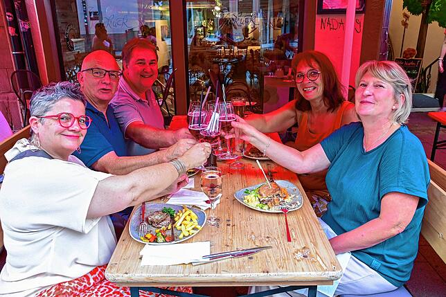 Bei schönem Sommerwetter genießen diese Gäste ihr Essen vor dem Gasthaus Zum Kuckuck in der Färberstraße.
