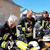 Kurzprüfung vor der Atemschutzübung: Gleich geht es für die Feuerwehrleute aus Salem in das vernebelte Gebäude links im Hintergrund.
